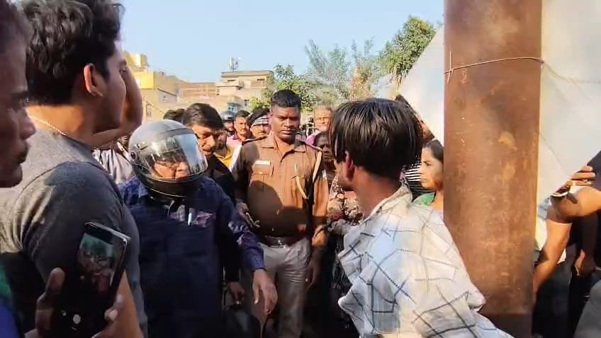 बिजली के पोल से गमछे से बांध दिया