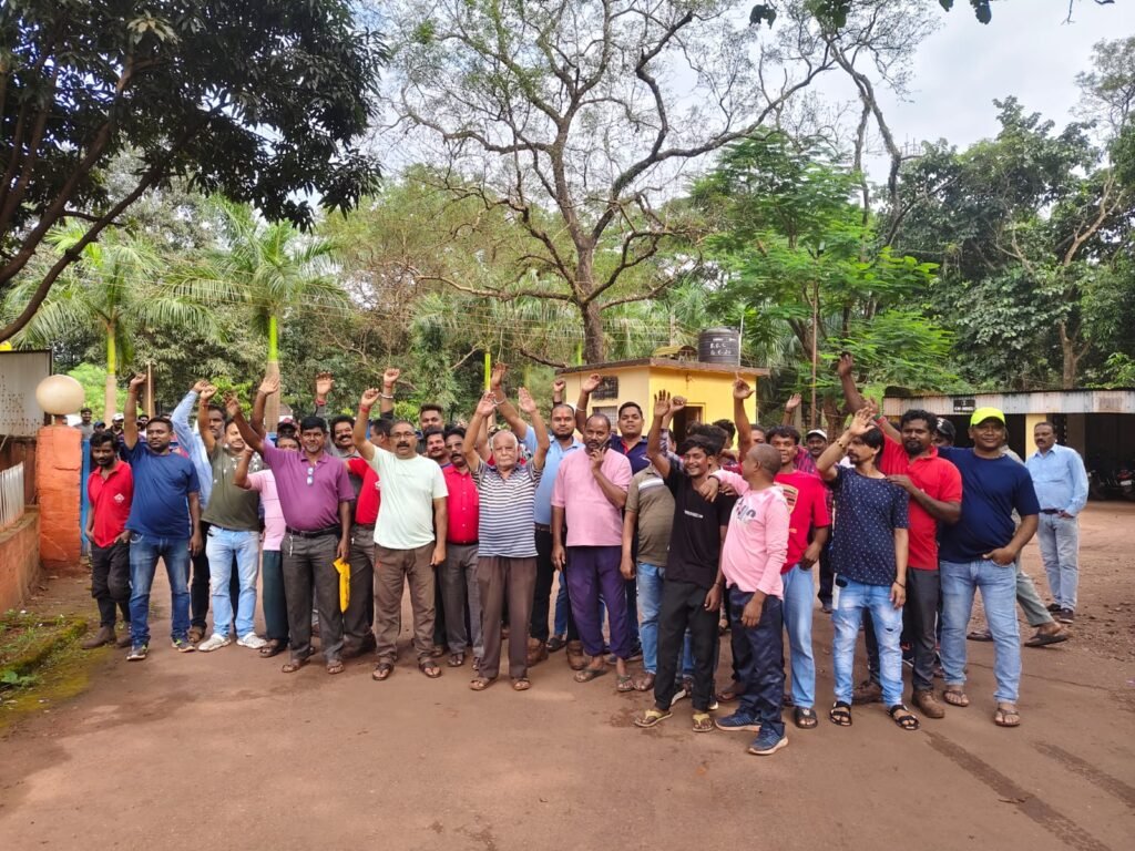 गुवा सेल खदान के मजदूर विरोध जताते