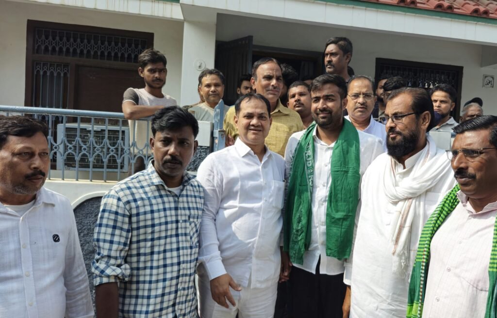 Bihar election 2025: महागठबंधन प्रत्याशी रजनीश भारती के लिए कहलगांव में जोश से प्रचार में जुटे राजद नेता पुरेन्द्र नारायण सिंह IMG 20251106 WA0022 1