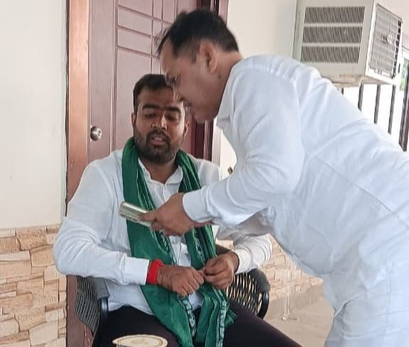 Bihar election 2025: महागठबंधन प्रत्याशी रजनीश भारती के लिए कहलगांव में जोश से प्रचार में जुटे राजद नेता पुरेन्द्र नारायण सिंह 1 IMG 20251106 WA0031