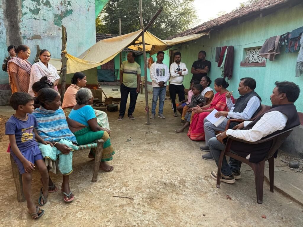 पीड़ित परिवार से बात करते पूर्व मुख्यमंत्री मधु कोड़ा