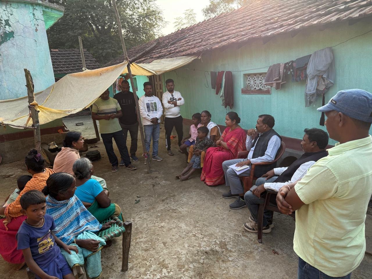 पीड़ित परिवार से बात करते पूर्व मुख्यमंत्री मधु कोड़ा