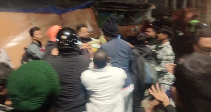 Adityapur news: आदित्यपुर में बाइक भिड़ंत के बाद सड़क पर बवाल, मारपीट से मचा हंगामा 1 IMG 20251113 WA0095