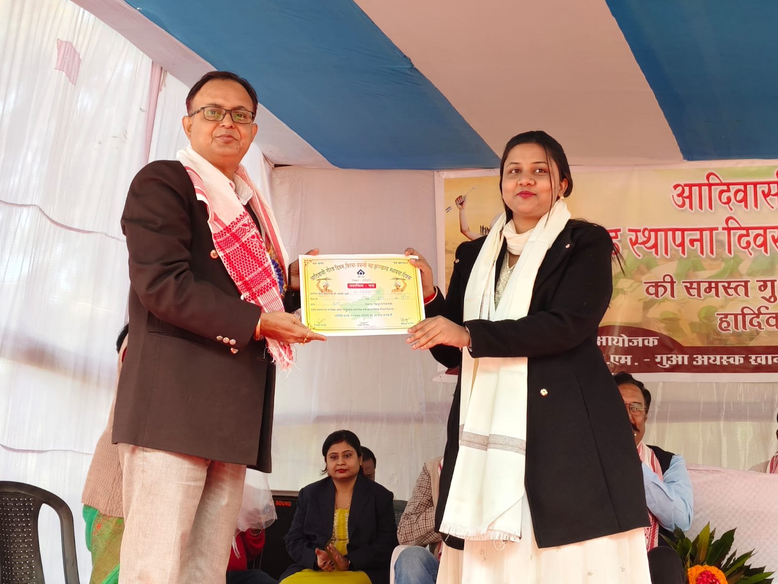 गुवा में बिरसा मुंडा जयंती सह झारखंड स्थापना दिवस पर सम्मान समारोह आयोजित 3 IMG 20251115 WA0024