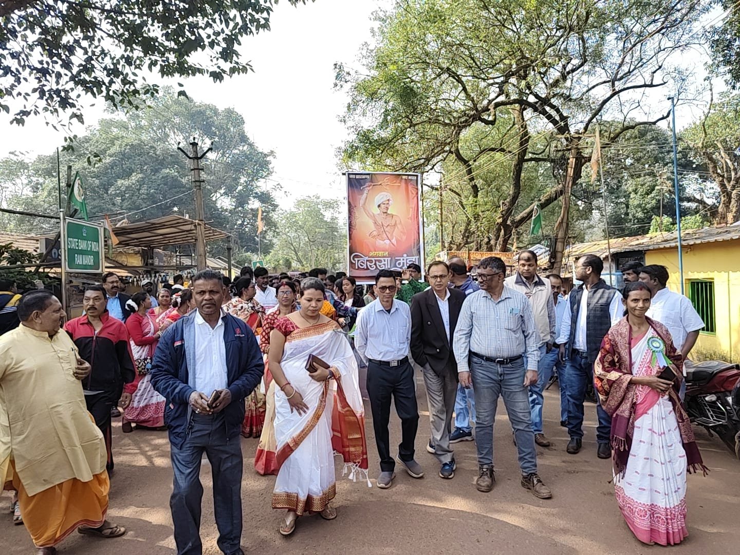गुवा में बिरसा मुंडा जयंती सह झारखंड स्थापना दिवस पर सम्मान समारोह आयोजित 1 IMG 20251115 WA0031