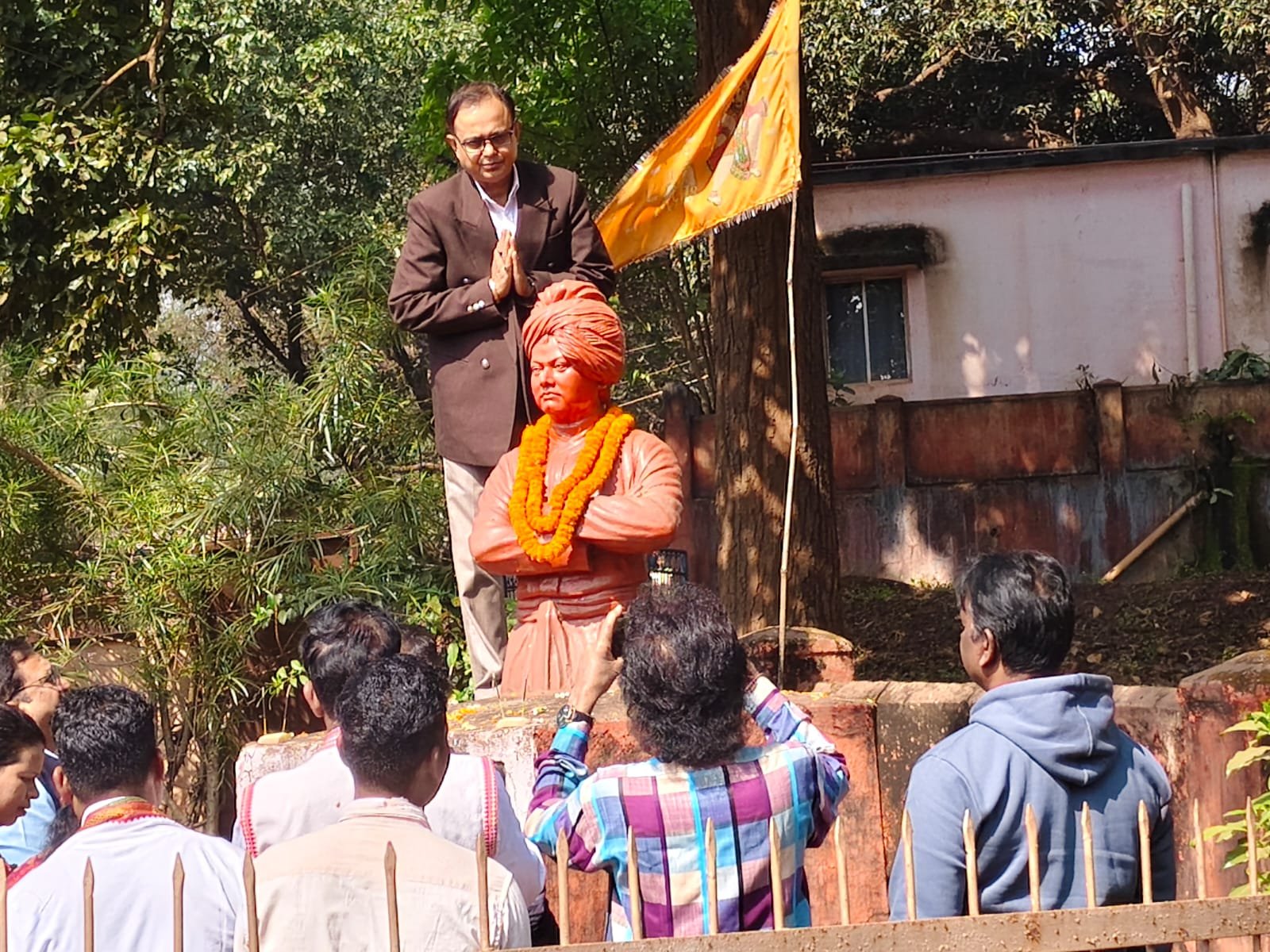 गुवा में बिरसा मुंडा जयंती सह झारखंड स्थापना दिवस पर सम्मान समारोह आयोजित 2 IMG 20251115 WA0036