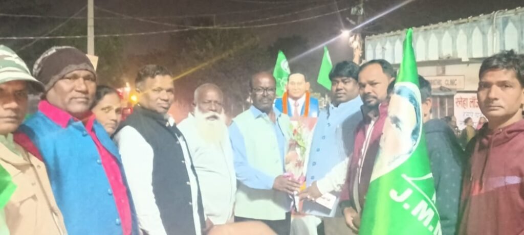 Adityapur JMM victory celebration: घाटशिला उपचुनाव जीत पर अंबेडकर चौक में झामुमो का जश्न, कार्यकर्ताओं ने विजय पर लड्डू बांटकर मनाया उत्सव IMG 20251115 WA0058