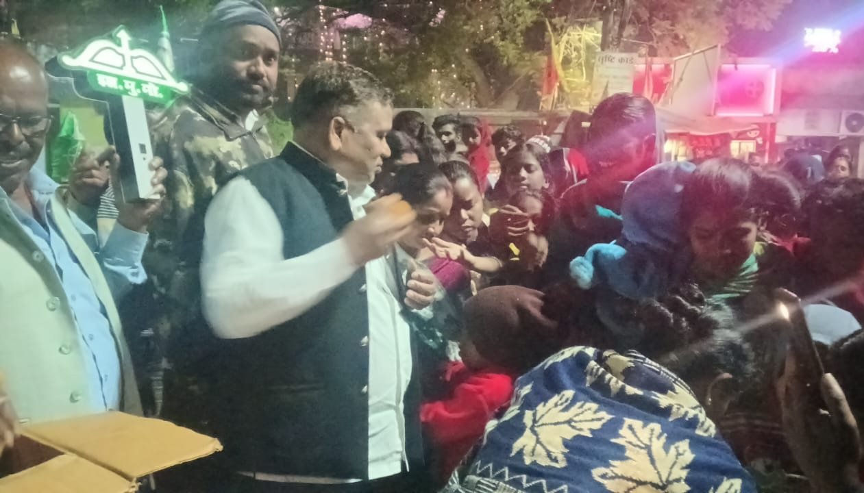 Adityapur JMM victory celebration: घाटशिला उपचुनाव जीत पर अंबेडकर चौक में झामुमो का जश्न, कार्यकर्ताओं ने विजय पर लड्डू बांटकर मनाया उत्सव 1 IMG 20251115 WA0061