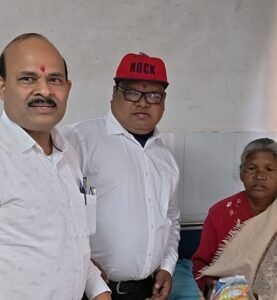 मरीजों के बीच फलों का वितरण करते हुए अधिकारी