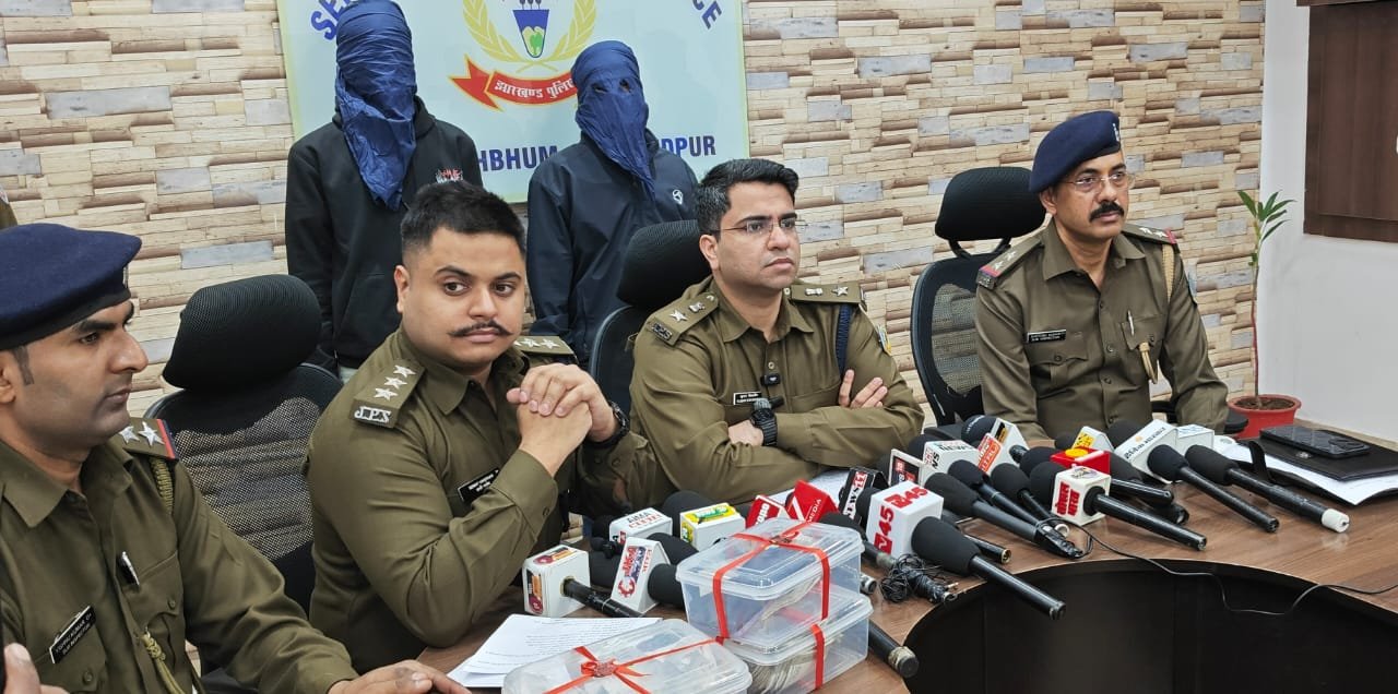 लूटकांड का खुलासा करते सिटी एसपी