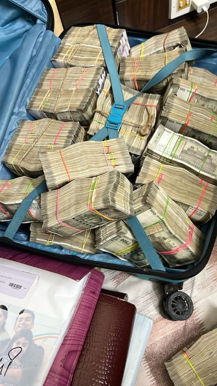 छापेमारी में बरामद नोटों के बंडल