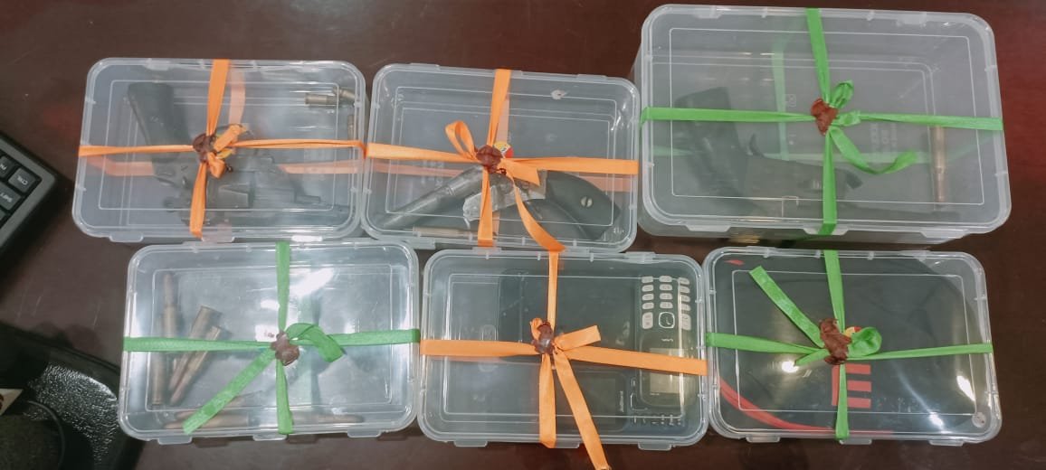 गिरफ्तार अपराधी के पास से बरामद हथियार और कारतूस