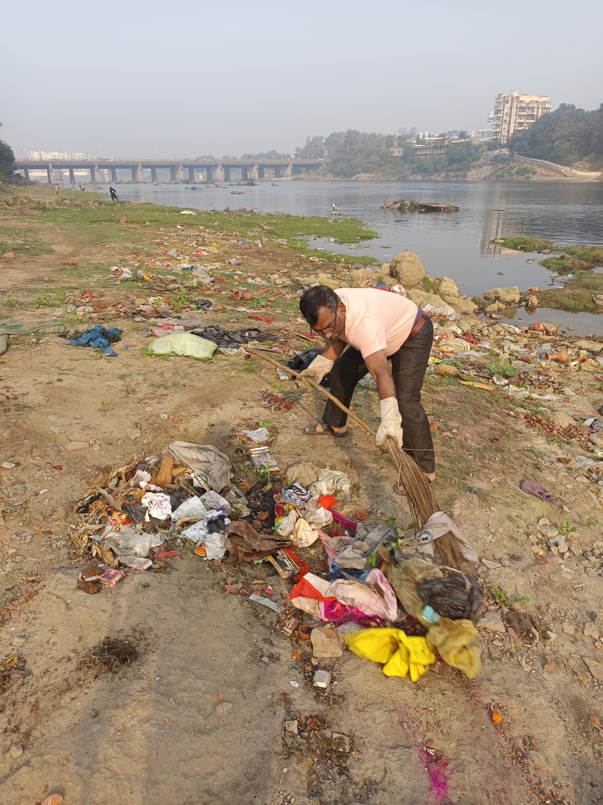 स्वर्णरेखा नदी तट पर स्वच्छता अभियान चलाते हुए