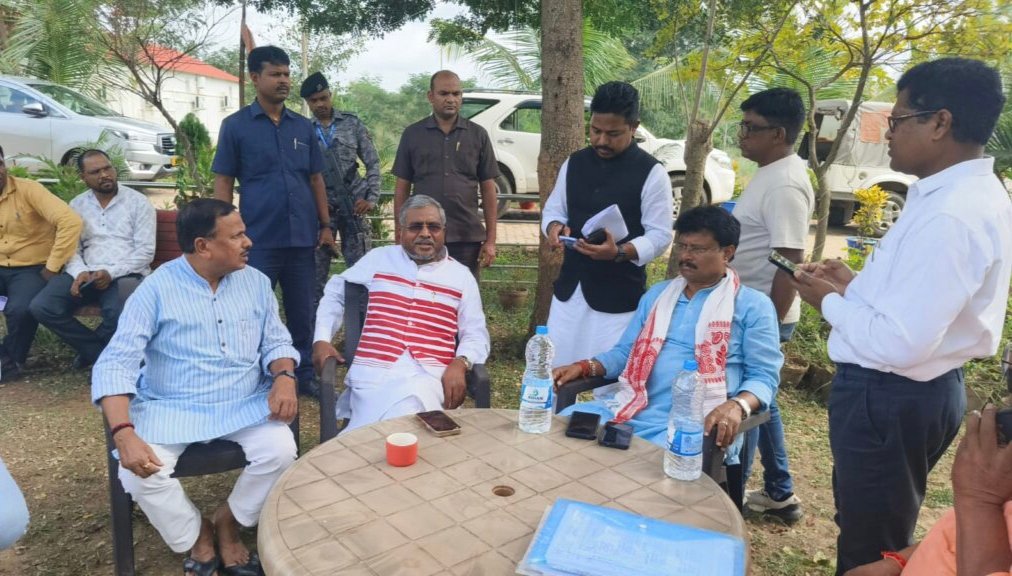 पूर्व मुख्यमंत्री बाबूलाल मरांडी के साथ अन्य भाजपा नेतागण