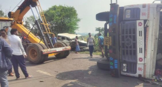 चाईबासा-हाता मार्ग पर बोलेरो और ट्रक की भिड़ंत, एक गंभीर रूप से घायल, सड़क जाम 1 chaibasa-hata-road-accident