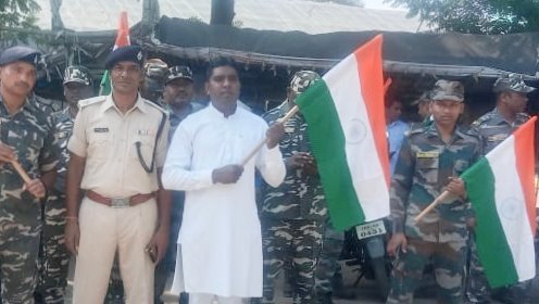 चाईबासा पुलिस का राष्ट्र को नमन : मनाया "वंदे मातरम" 150वां स्थापना दिवस 2 चाईबासा में वंदे मातरम 150वां स्थापना दिवस मनाते पुलिसकर्मी