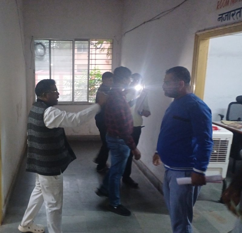 Gamharia AJSU party leader fight: गम्हरिया अंचल में विवाद, आजसू नेता और कर्मचारी में धक्का-मुक्की IMG 20251110 180955