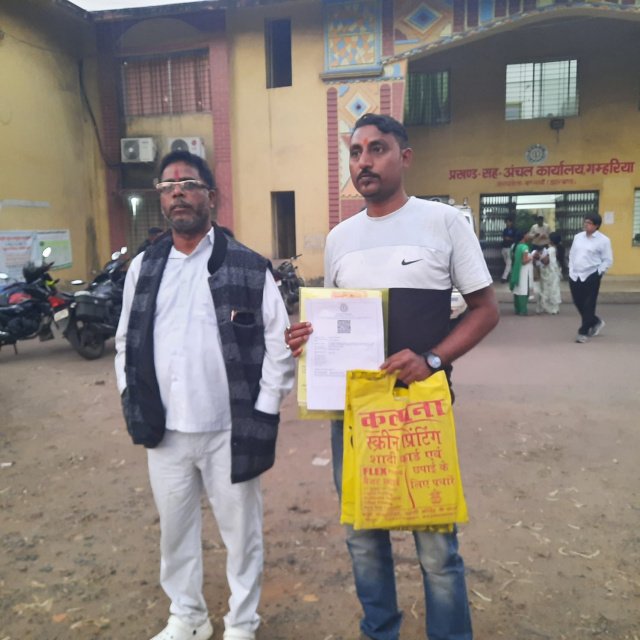 Gamharia AJSU party leader fight: गम्हरिया अंचल में विवाद, आजसू नेता और कर्मचारी में धक्का-मुक्की 1 IMG 20251110 181106