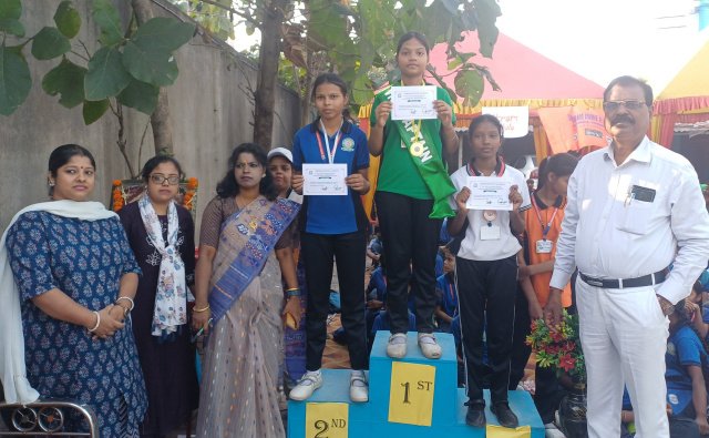 Gamharia children day celebration: श्रीराम डिवाइन एकेडमी में बाल दिवस पर खेलकूद में बच्चों ने दिखाया दम, विजेताओं को किया सम्मानित 1 IMG 20251114 181816