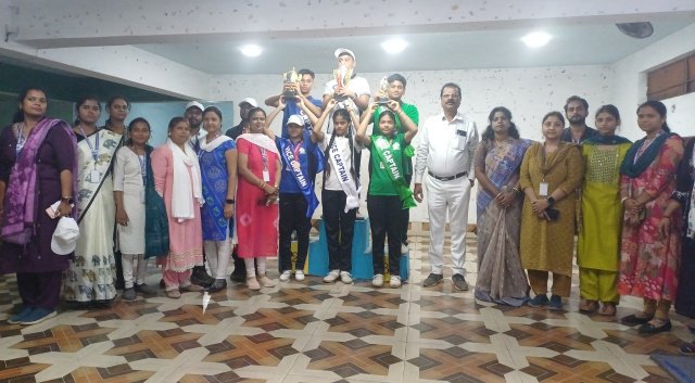 Gamharia children day celebration: श्रीराम डिवाइन एकेडमी में बाल दिवस पर खेलकूद में बच्चों ने दिखाया दम, विजेताओं को किया सम्मानित IMG 20251114 181846