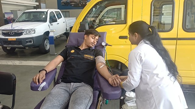 Adityapur Mithila Motors blood donation: मिथिला मोटर्स ने CSR के तहत आयोजित किया रक्तदान शिविर, 150 यूनिट रक्त संग्रह का लक्ष्य 1 IMG 20251115 133126