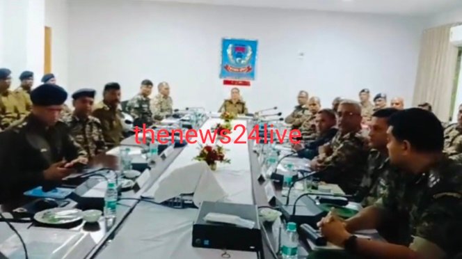 समीक्षा बैठक करते डीजीपी 