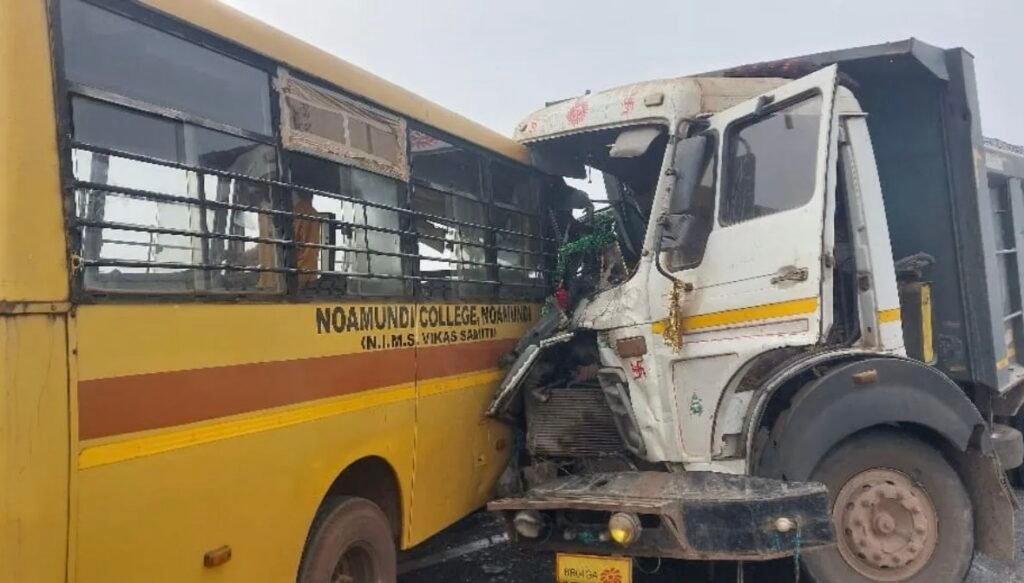 नोवामुंडी कॉलेज बस और हाइवा में टक्कर
