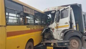 नोवामुंडी कॉलेज बस और हाइवा में टक्कर