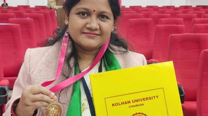 टाटा कॉलेज छात्र संघ के पूर्व सचिव मुकेश गोप की पत्नी श्रीमती लक्ष्मी गोप दर्शनशास्त्र विभाग की टॉपर, राज्यपाल द्वारा सम्मानित IMG 20251126 212817