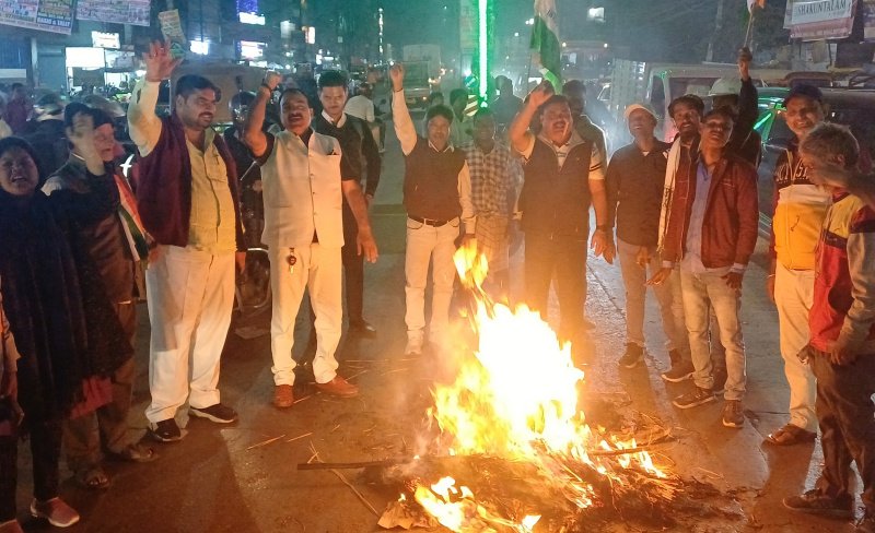 Adityapur INTUC protest: नए लेबर कोड के खिलाफ सड़क पर उतरे मजदूर संगठन, आदित्यपुर में इंटक ने किया सरकार का पुतला दहन IMG 20251128 194136