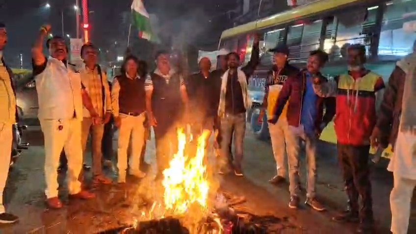 Adityapur INTUC protest: नए लेबर कोड के खिलाफ सड़क पर उतरे मजदूर संगठन, आदित्यपुर में इंटक ने किया सरकार का पुतला दहन 1 VID 20251128 WA0060