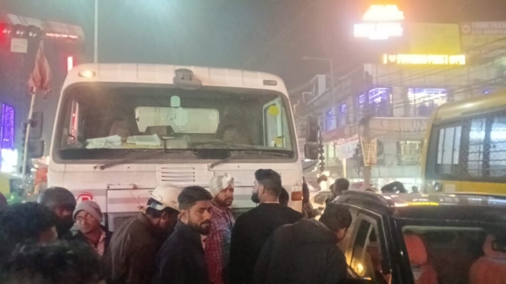 आदित्यपुर में सड़क दुर्घटना: कंक्रीट मिक्सर की जोरदार टक्कर से कार बुरी तरह क्षतिग्रस्त, बड़ा हादसा टला a946f43a 9cd0 43e2 8a01 d6530e9bad33