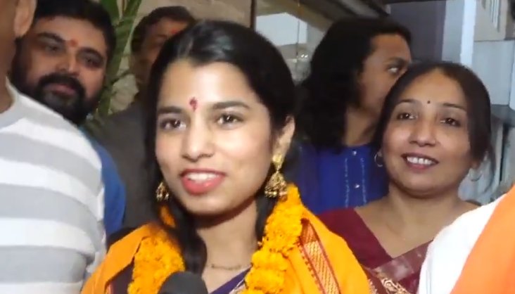 चुनाव जीत के बाद मैथिली ठाकुर 