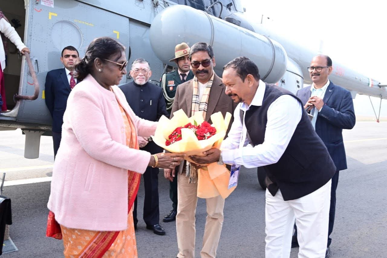सोनारी एयरपोर्ट जमशेदपुर परिसर में माननीय राष्ट्रपति श्रीमती द्रौपदी मुर्मु का अभिनंदन करते हुए माननीय राज्यपाल, झारखंड श्री संतोष कुमार गंगवार।