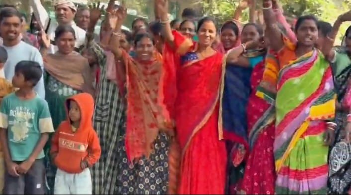चक्रधरपुर बोडदा गांव में सड़क चौड़ीकरण योजना के खिलाफ प्रदर्शन करते ग्रामीण
