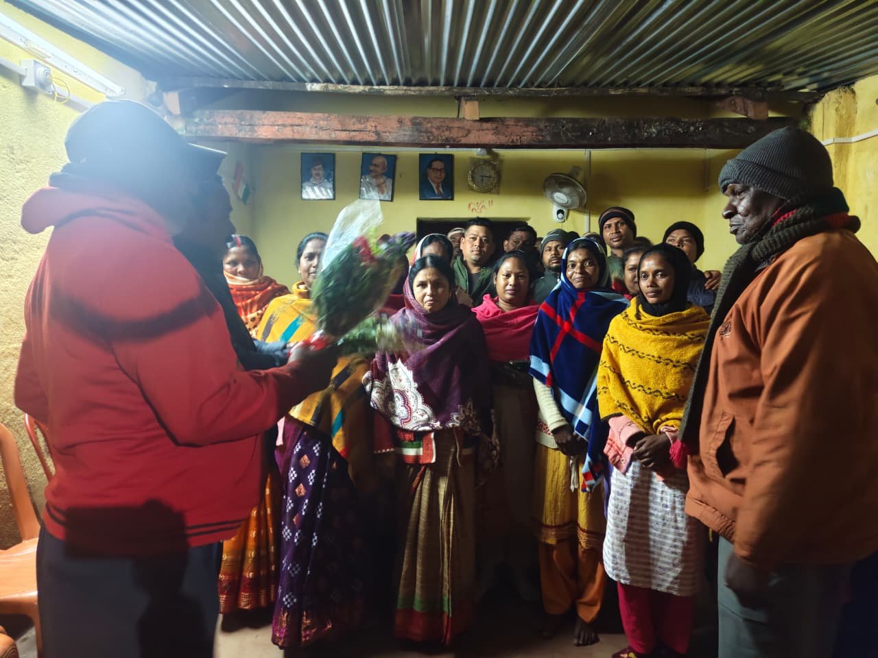 यूनियन कार्यालय में बैठक में उपस्थित लोग