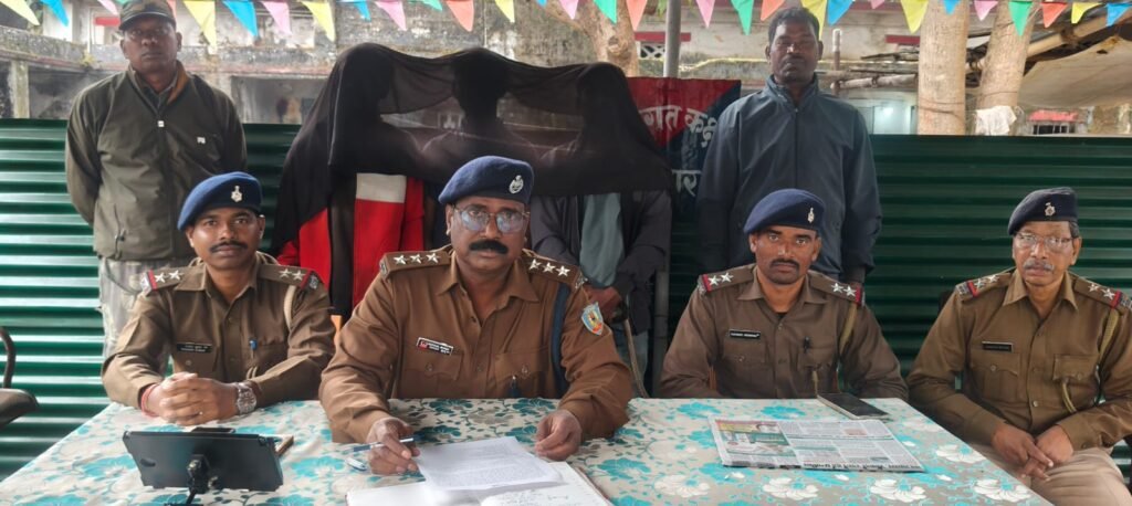 आरोपी गिरफ्तार, जानकारी देते एसडीपीओ