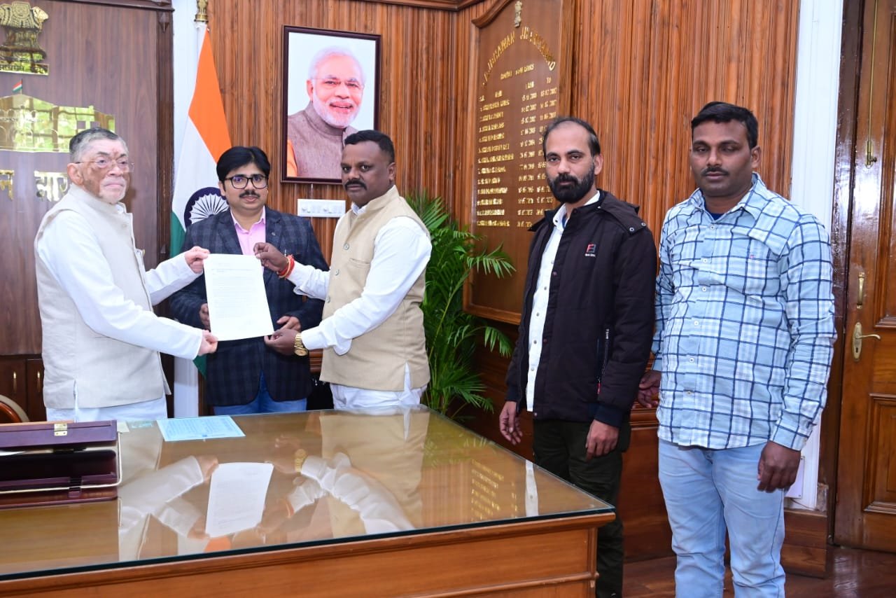 राज्यपाल से मुलाकात कर मांग पत्र सौंपते प्रतिनिधिमंडल