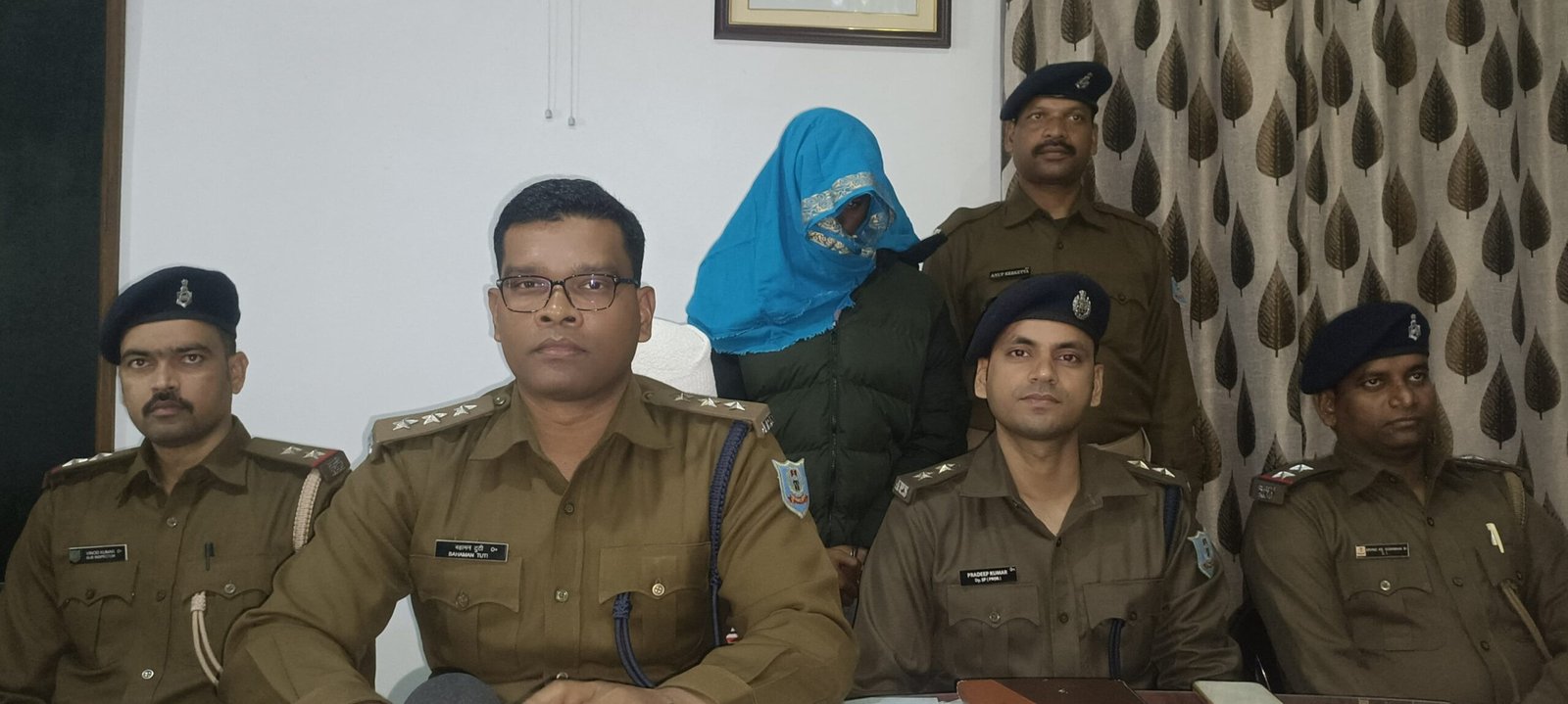 चाईबासा पुलिस ने 16.92 लाख रुपये की साइबर ठगी का किया खुलासा, एक आरोपी गिरफ्तार 1 पुलिस की गिरफ्त में साइबर ठग