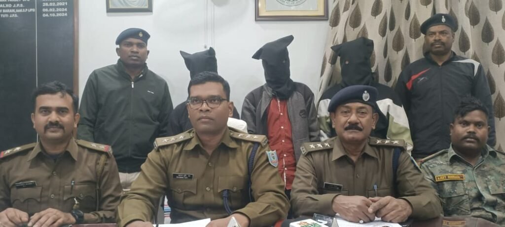 चाईबासा पुलिस ने चोरी की घटनाओं का किया खुलासा, तीन अपराधी गिरफ्तार चोरी की घटना में संलिप्त आरोपी गिरफ्तार
