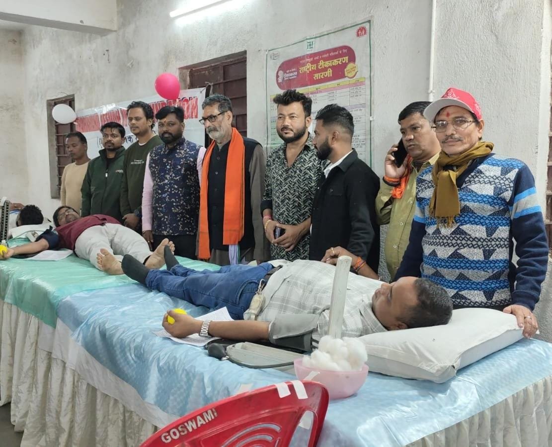 ब्लड डोनेशन कैम्प में रक्तदान करते रक्तदाता