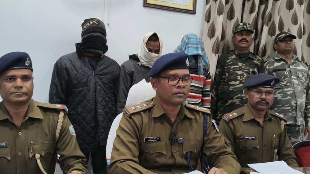 किराना दुकानों में मिलती थी मिलावटी अंग्रेजी शराब, चाईबासा पुलिस की छापेमारी में तीन गिरफ्तार अवैध शराब के कारोबार में गिरफ्तार तीनों आरोपी