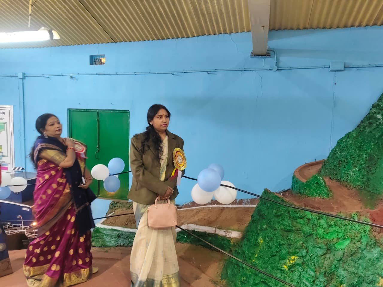 सुरक्षा सप्ताह के उद्घाटन के बाद स्टॉल देखती महिलाएं