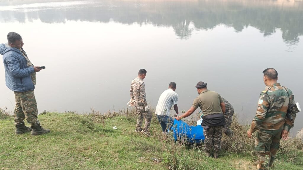 नदी से शव निकालते लोग