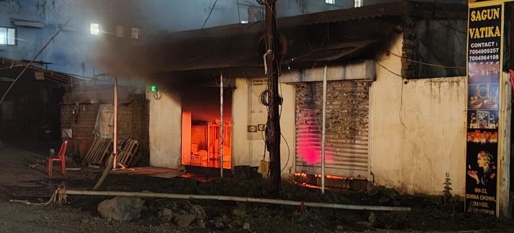 आरओ प्लांट में अचानक लगी भीषण आग