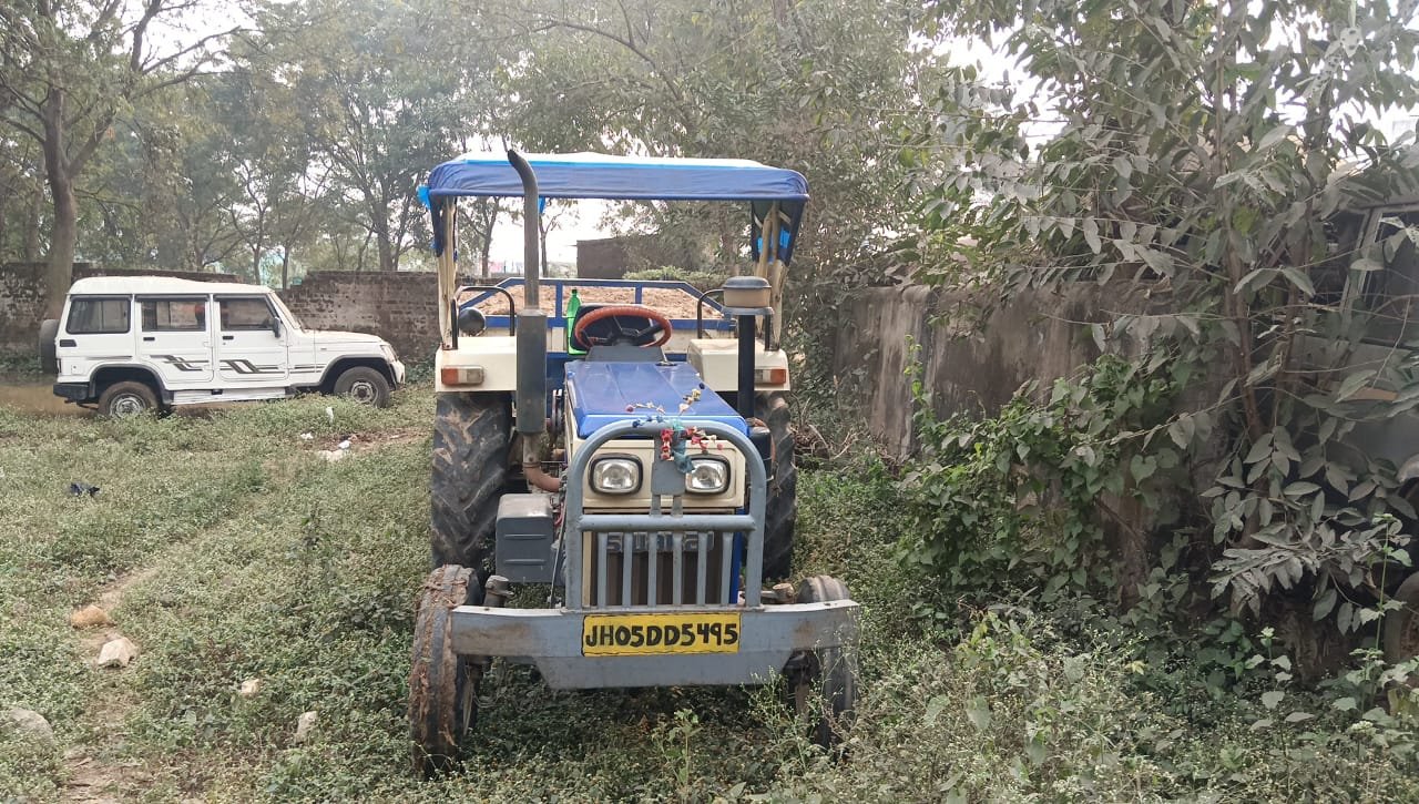 गौरी घाट अवैध बालू खनन में जब्त ट्रैक्टर