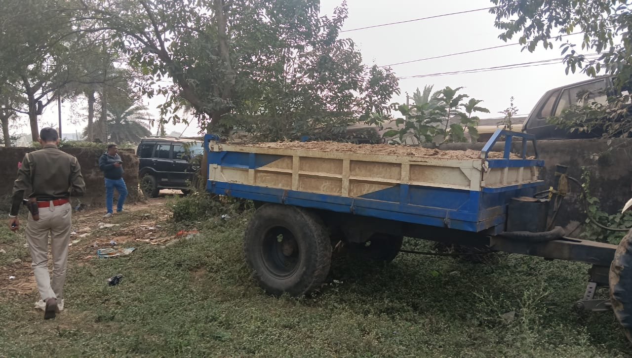 गौरी घाट अवैध बालू खनन में जब्त ट्रैक्टर