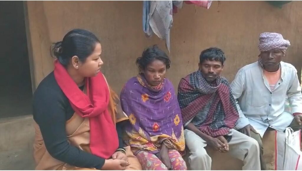 पूर्व सांसद गीता कोड़ा सुदूर जंगल गांव बालजोड़ी पहुंचकर पीड़ित परिवार से बातचीत करती हुईं