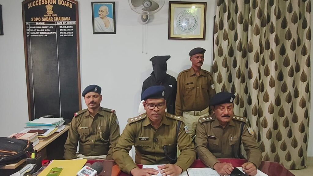 चाईबासा पुलिस बड़ी कार्रवाई: महिला से छिनतई करने वाला शातिर लुटेरा गिरफ्तार, मोबाइल-नकदी व बाइक बरामद चाईबासा पुलिस कार्रवाई में छिनतई आरोपी गिरफ्तार, मोबाइल नकदी बरामद