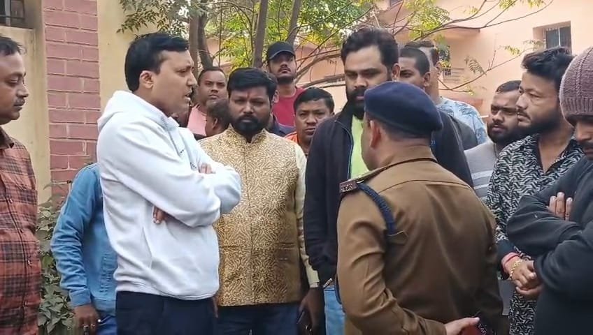 Gamharia News: गम्हरिया ब्लॉक में बछड़े का कटा सिर मिलने से भारी आक्रोश, विहिप का सख्त और जोरदार प्रदर्शन IMG-20251225-WA0036